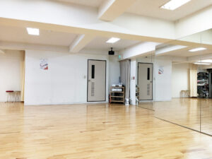 広いダンススタジオ